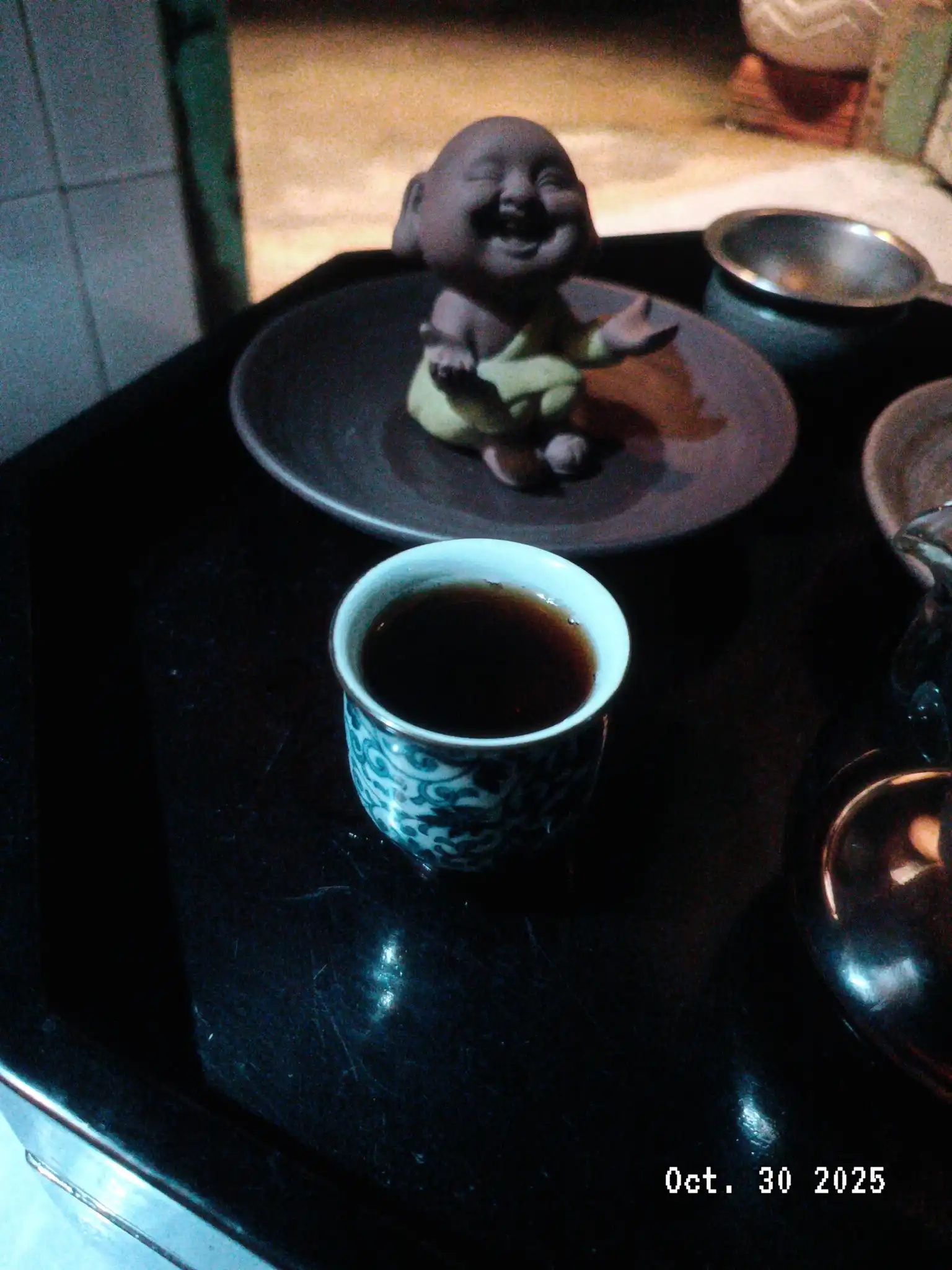 Triết lý “đầy vơi” ẩm sau chén rượi, tách trà