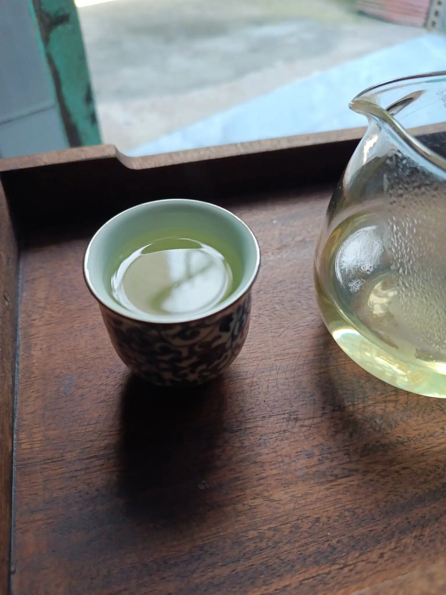 Ai rót cho ta chén trà đời?