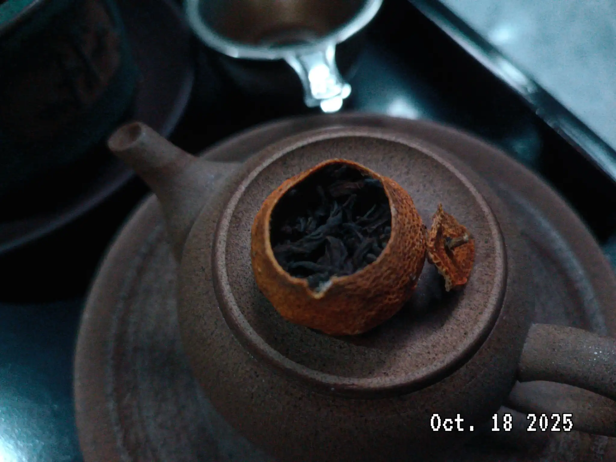 Phân tích sự cộng hưởng hoàn hảo: Trà Phổ Nhĩ Quýt và cơ chế phục hồi sinh khí