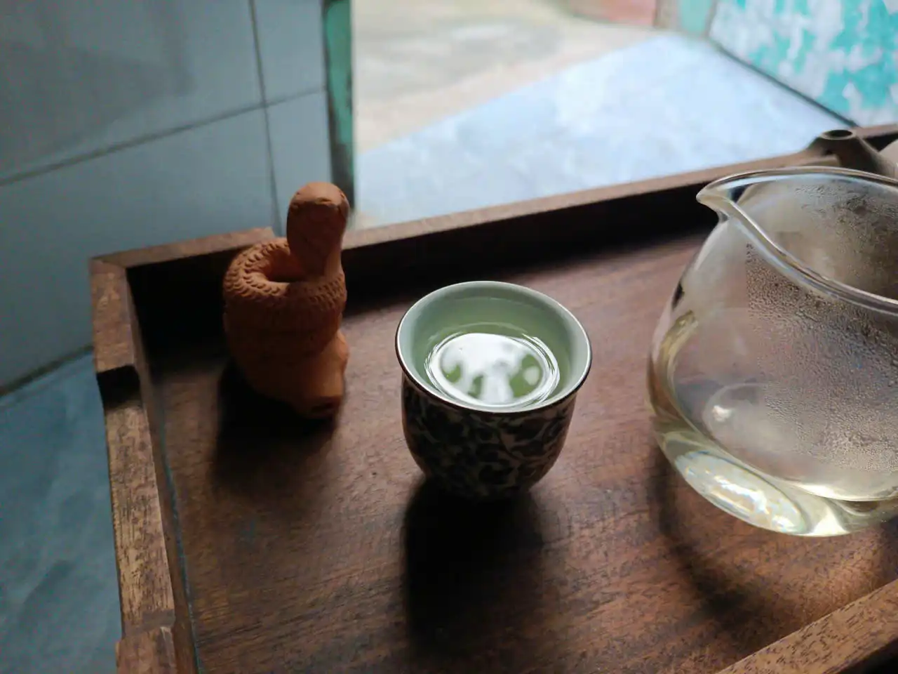 Sắc nước pha lê khẽ lung lay