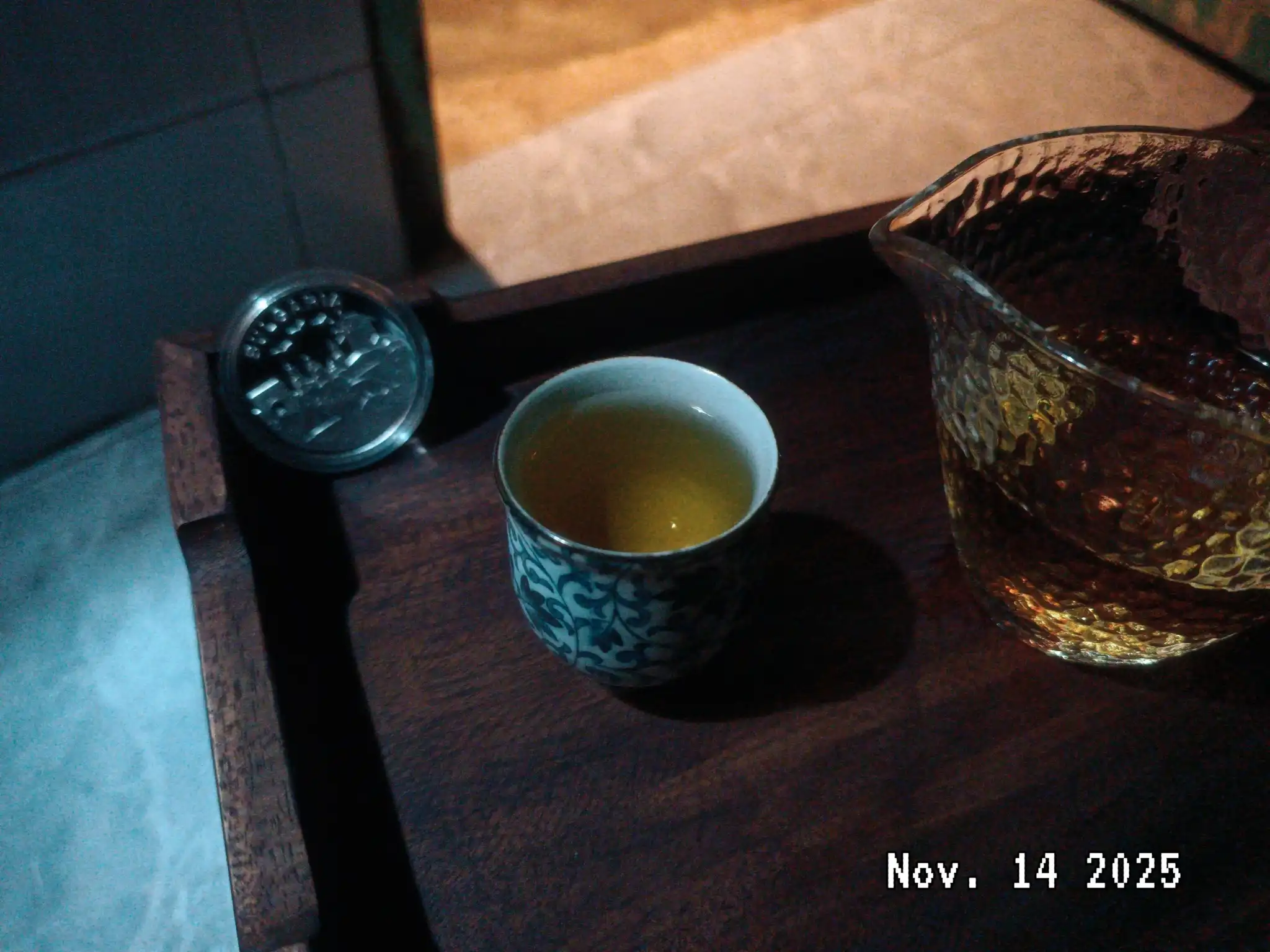 Sự chính xác lạnh người của nhân quả: Suy ngẫm sắc sảo bên tách trà